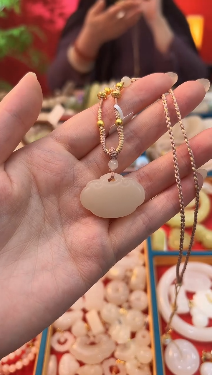 【闪购商品】和田玉吊坠未镶嵌藕粉素面古风如意锁