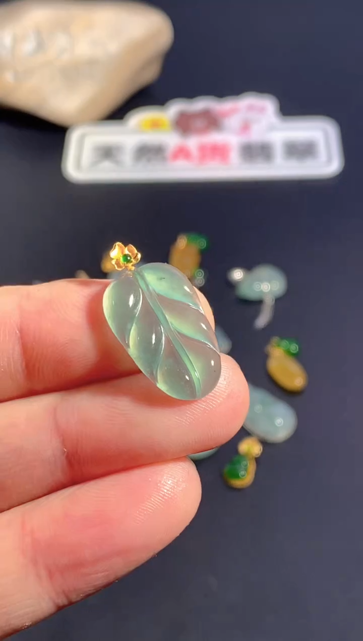 颈饰18K金镶嵌翡翠   