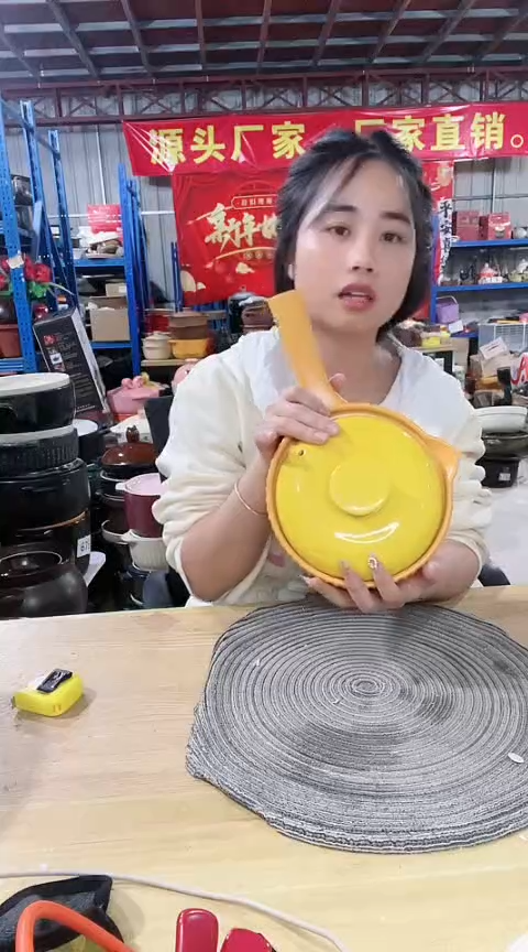 【闪购商品】瑕疵黄色手把奶锅带盖不圆