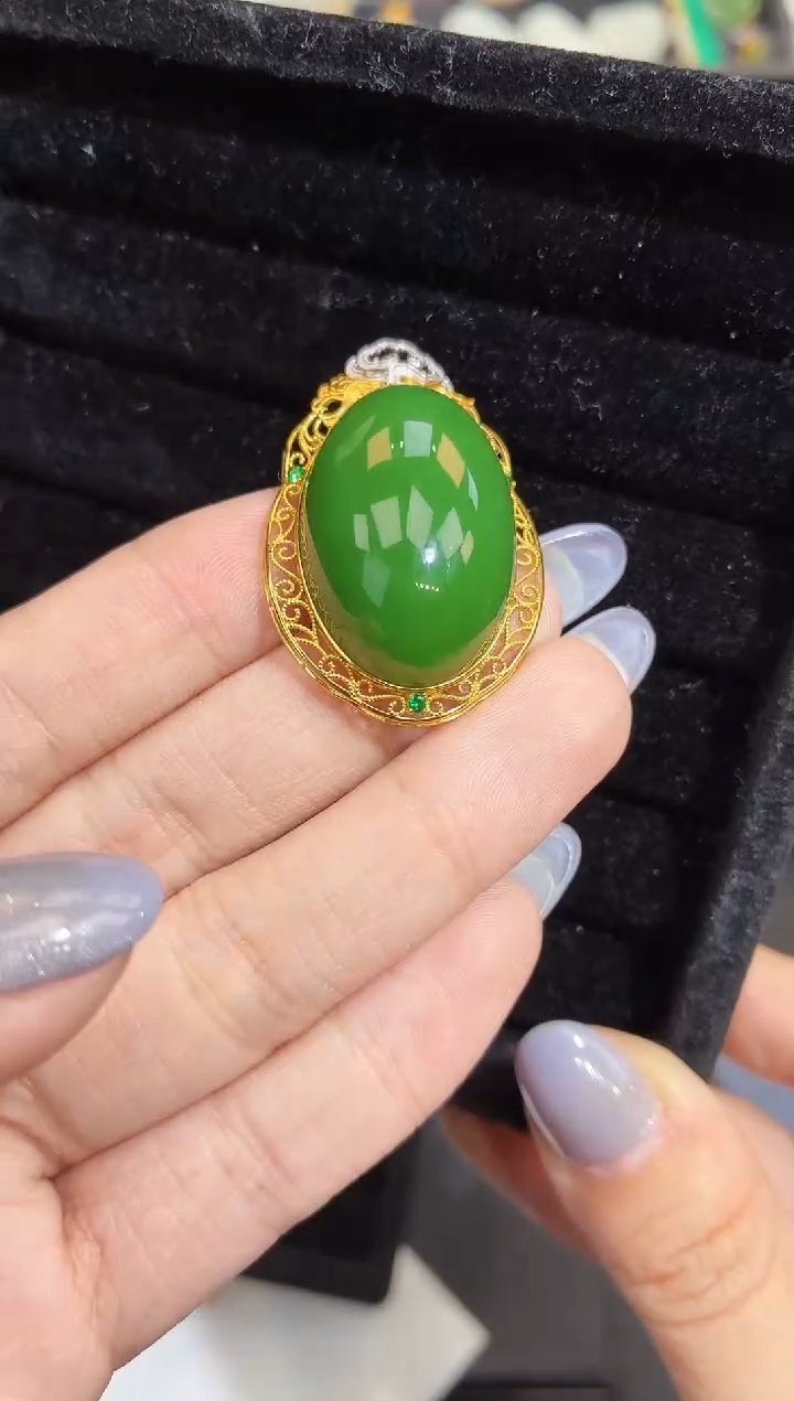 吊坠(赠链)18K金镶嵌和田玉35MM多样性发一Z