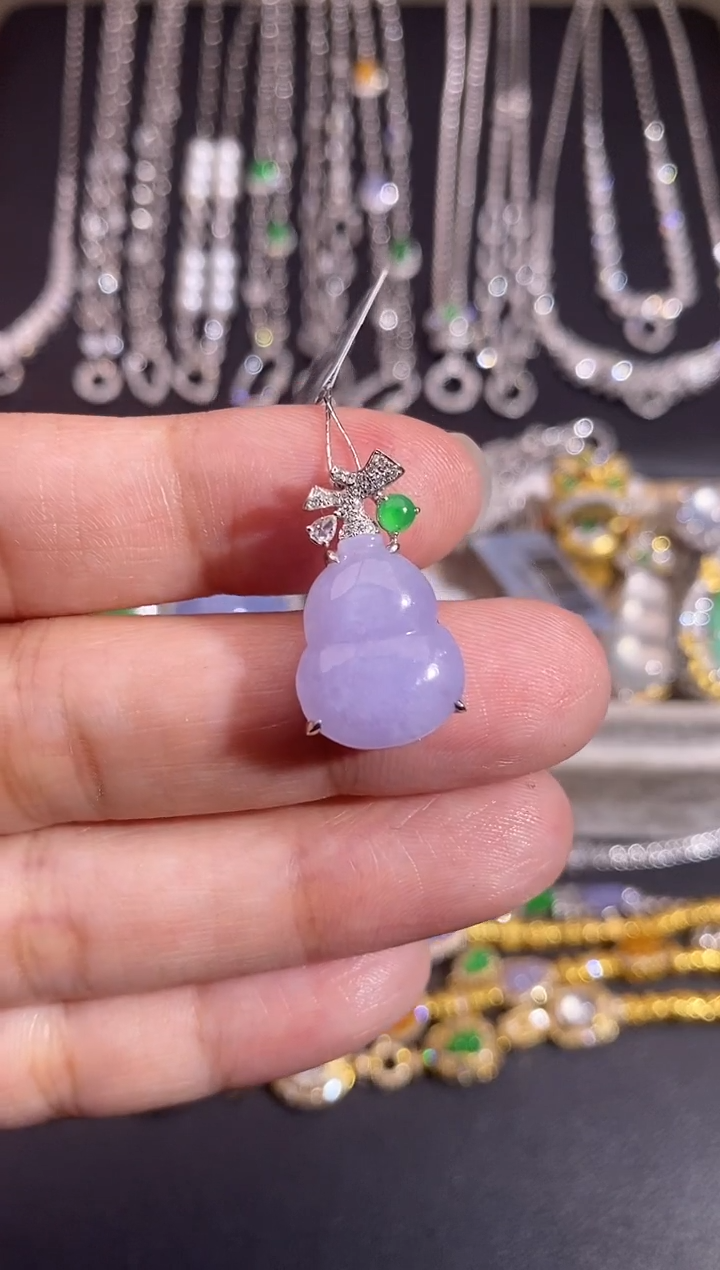 颈饰18K金镶嵌翡翠吊坠