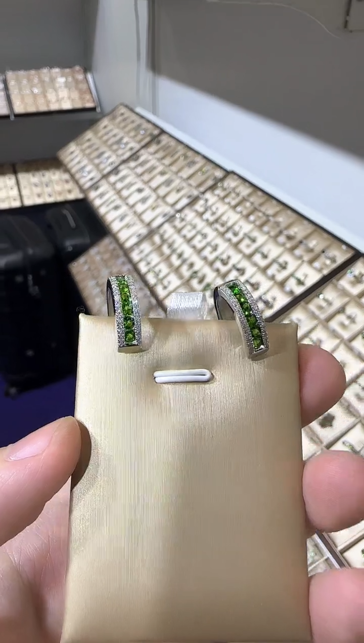 【闪购商品】透辉石耳扣银S925镶嵌6mm