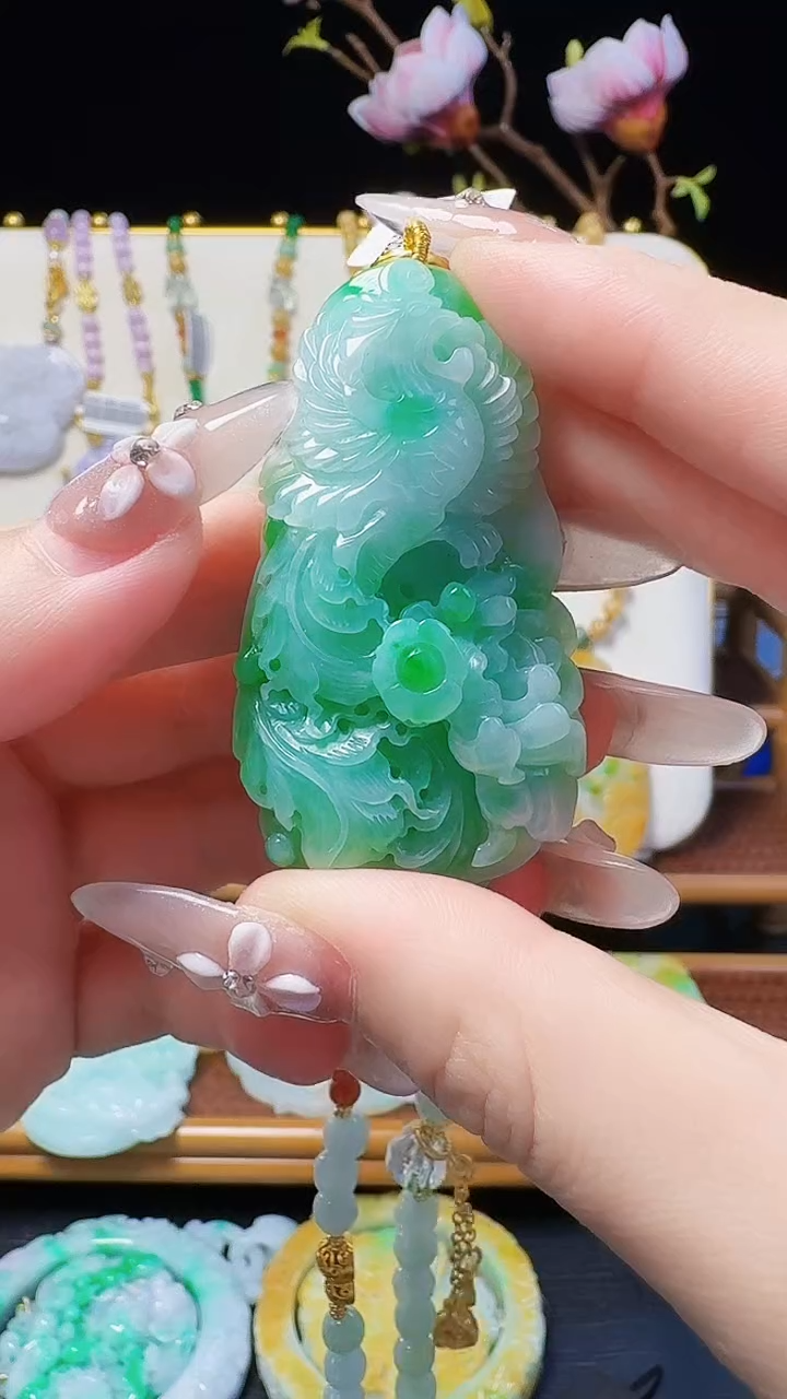 翡翠未镶嵌颈饰凤穿牡丹