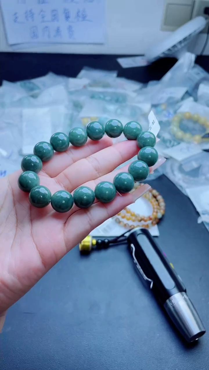 翡翠戒指未镶嵌珠串