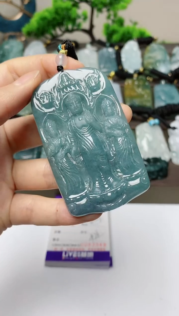 翡翠未镶嵌颈饰          