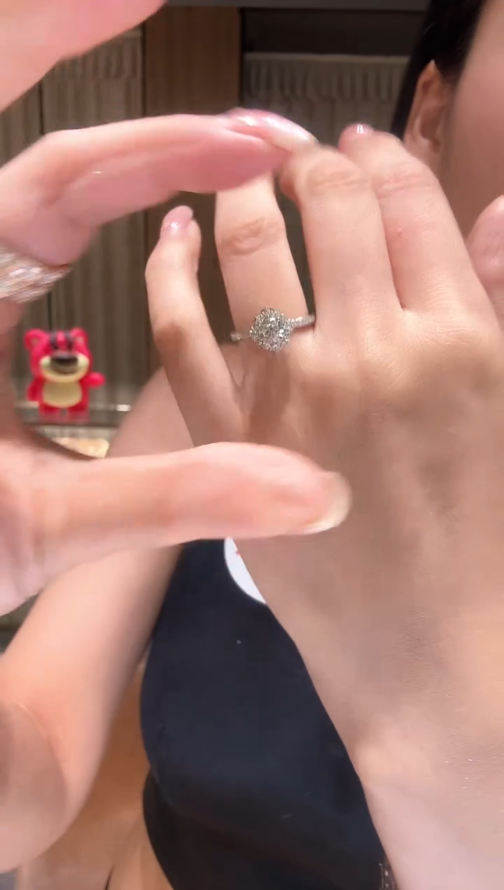 戒指18K金镶嵌钻石70分手捧花