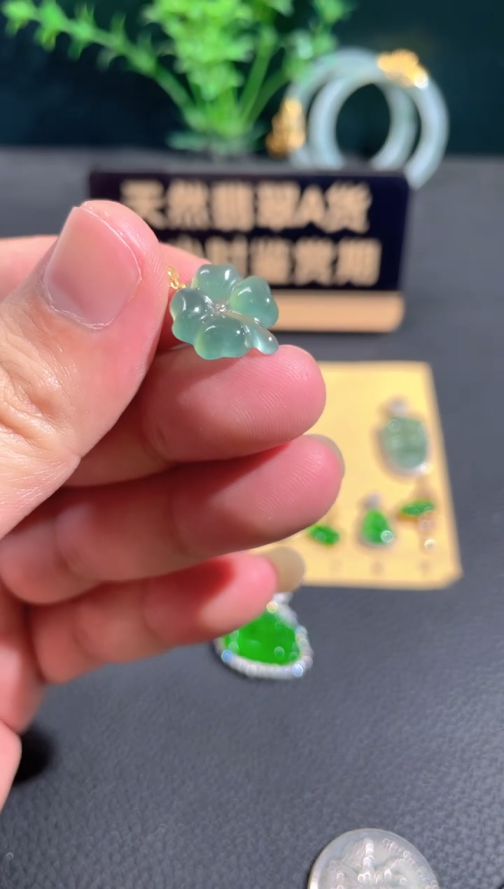 翡翠18K金镶嵌颈饰翡翠