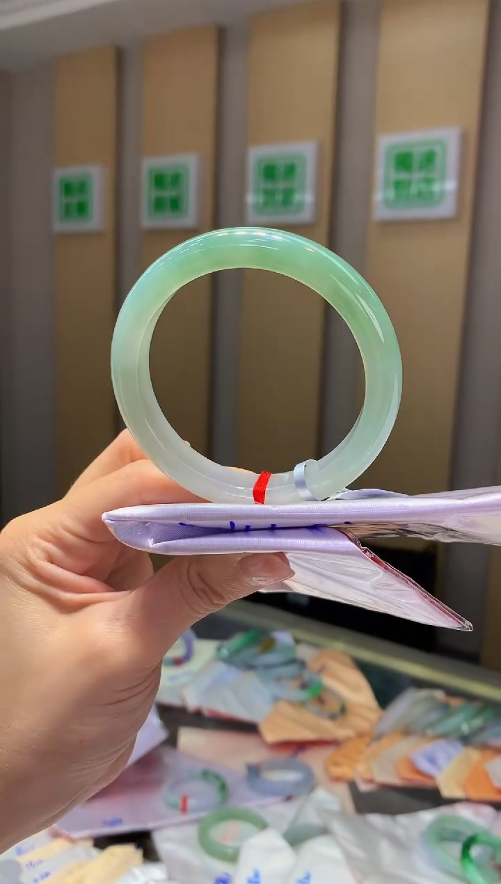 翡翠手镯未镶嵌56.3*11.1*8.3