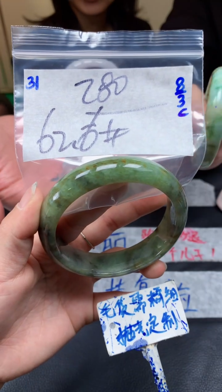 【闪购商品】定制翡翠未镶嵌31毛货需精细抛光手镯多样性拍一发一