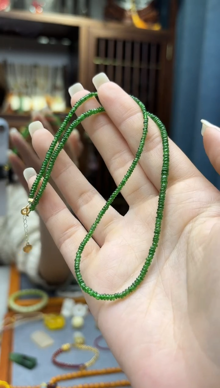 18K金镶嵌长串石榴石（沙弗莱）18K金沙弗莱ZD