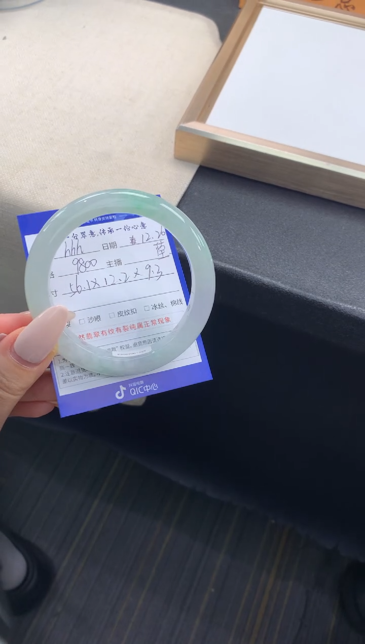 未镶嵌手镯翡翠h****.退货需手镯吊牌标签完好