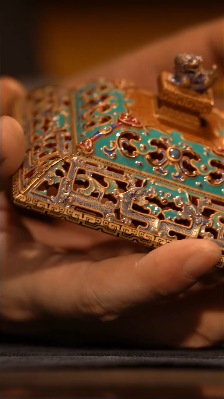 瓷片@*宝蕴阁 重工雕刻描金狮耳香炉