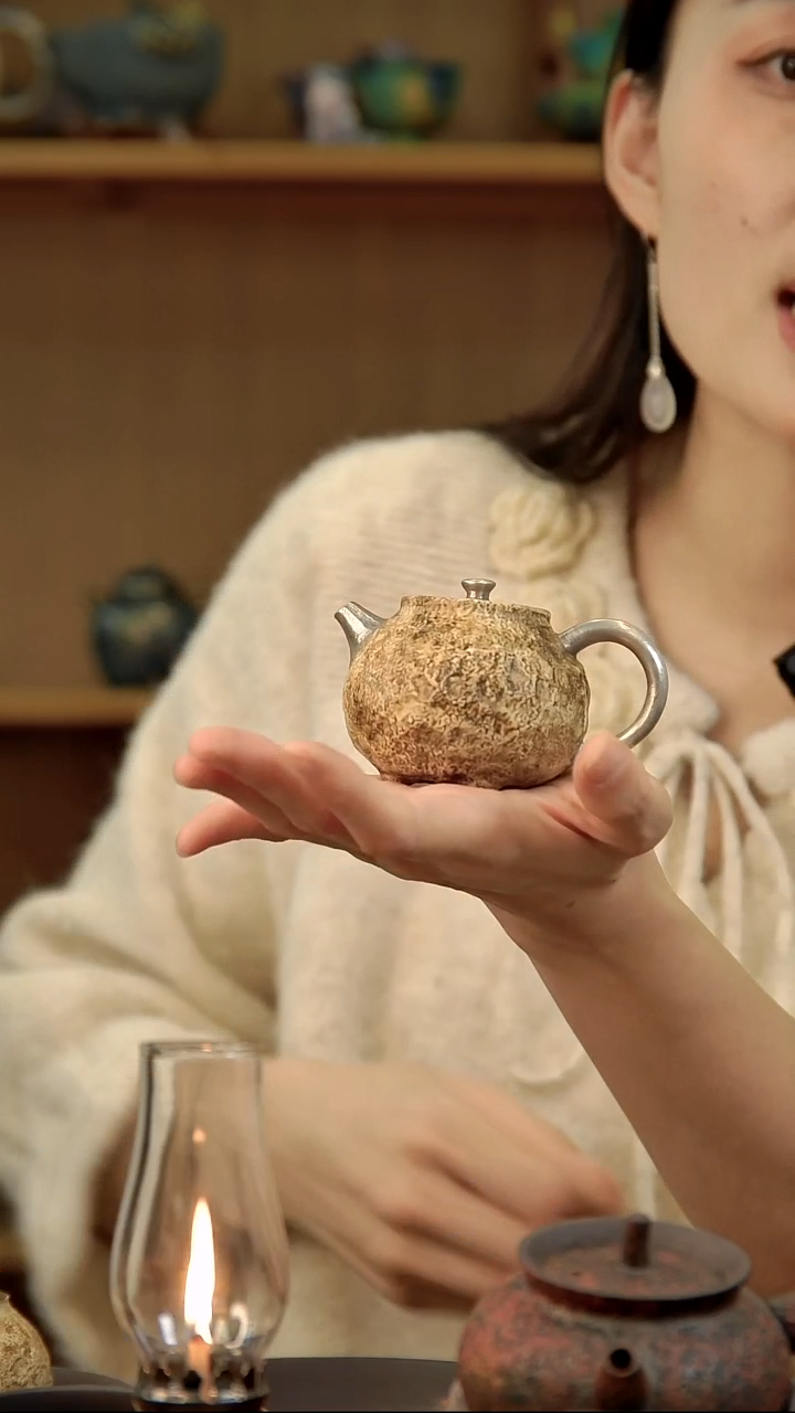 言野手作 粉引仿古锤纹三足壶