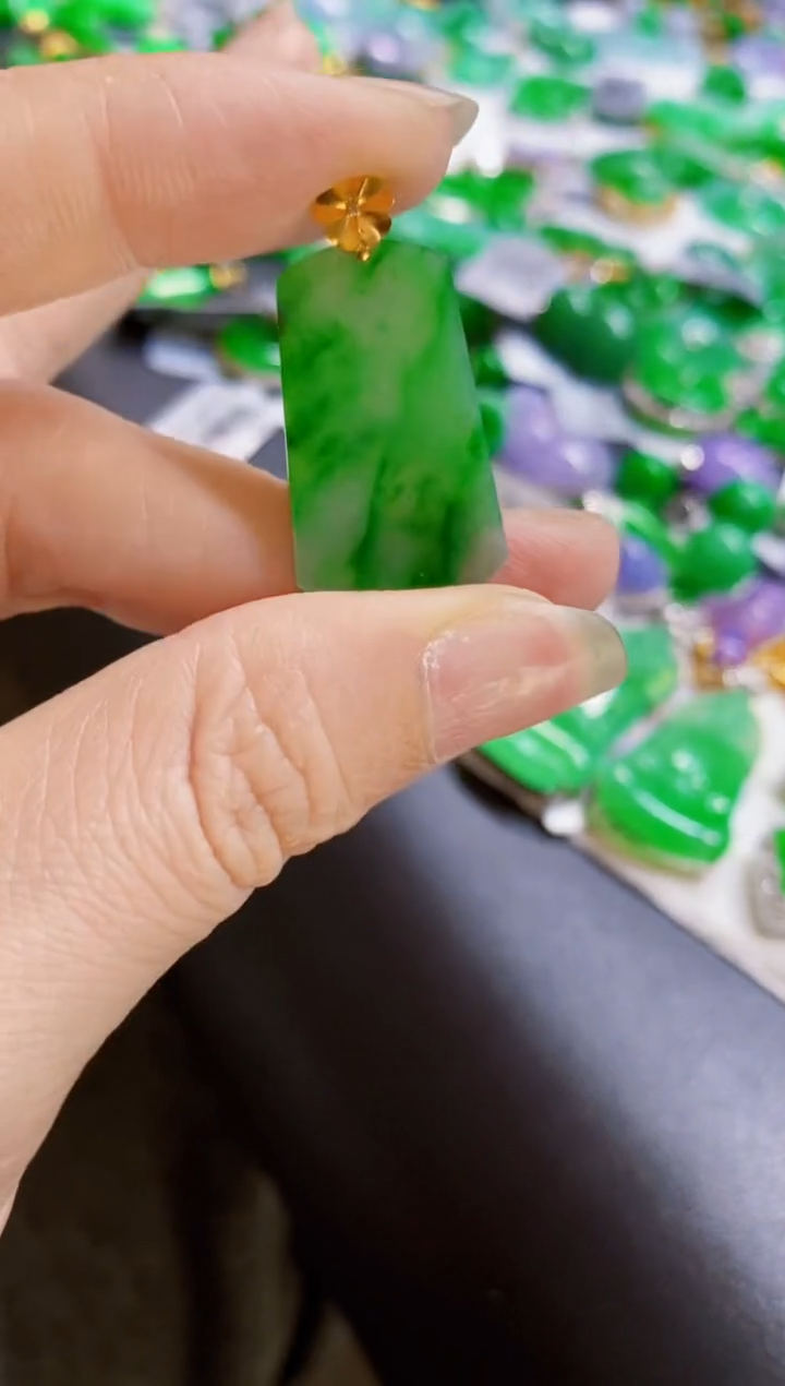 颈饰18K金镶嵌翡翠无事牌