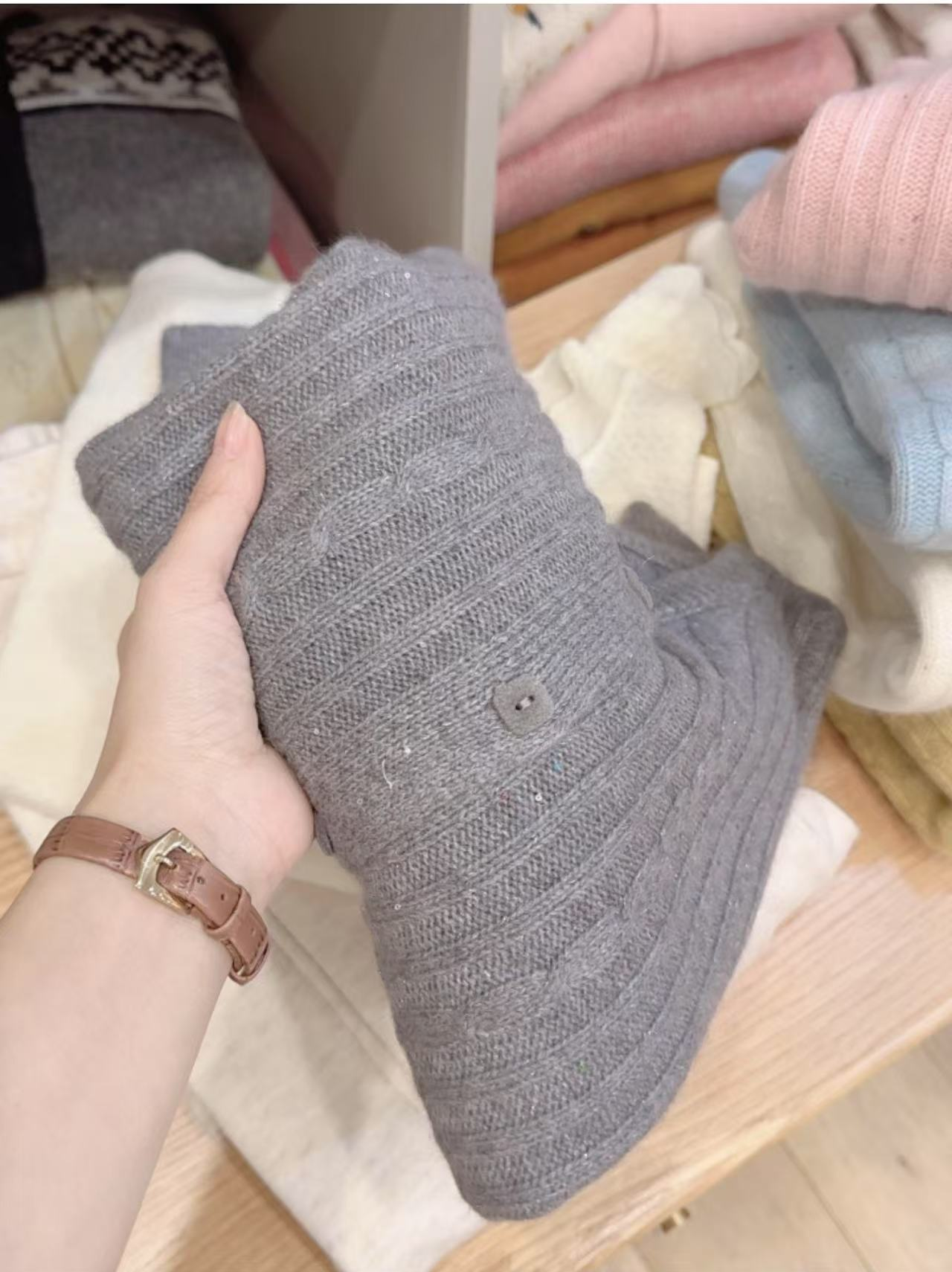 七言家 显白！绞花植绒方扣雾茶灰毛衣2