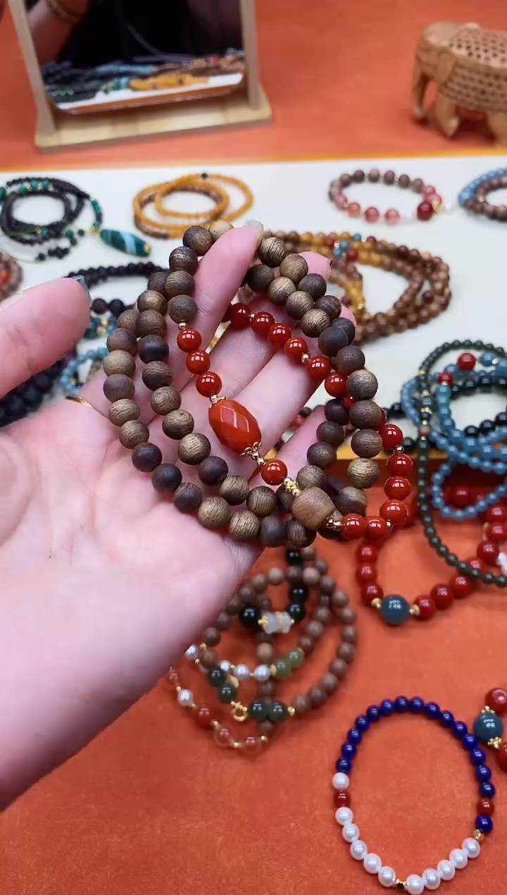 未镶嵌檀香木手串三圈莺歌绿香香南红手串