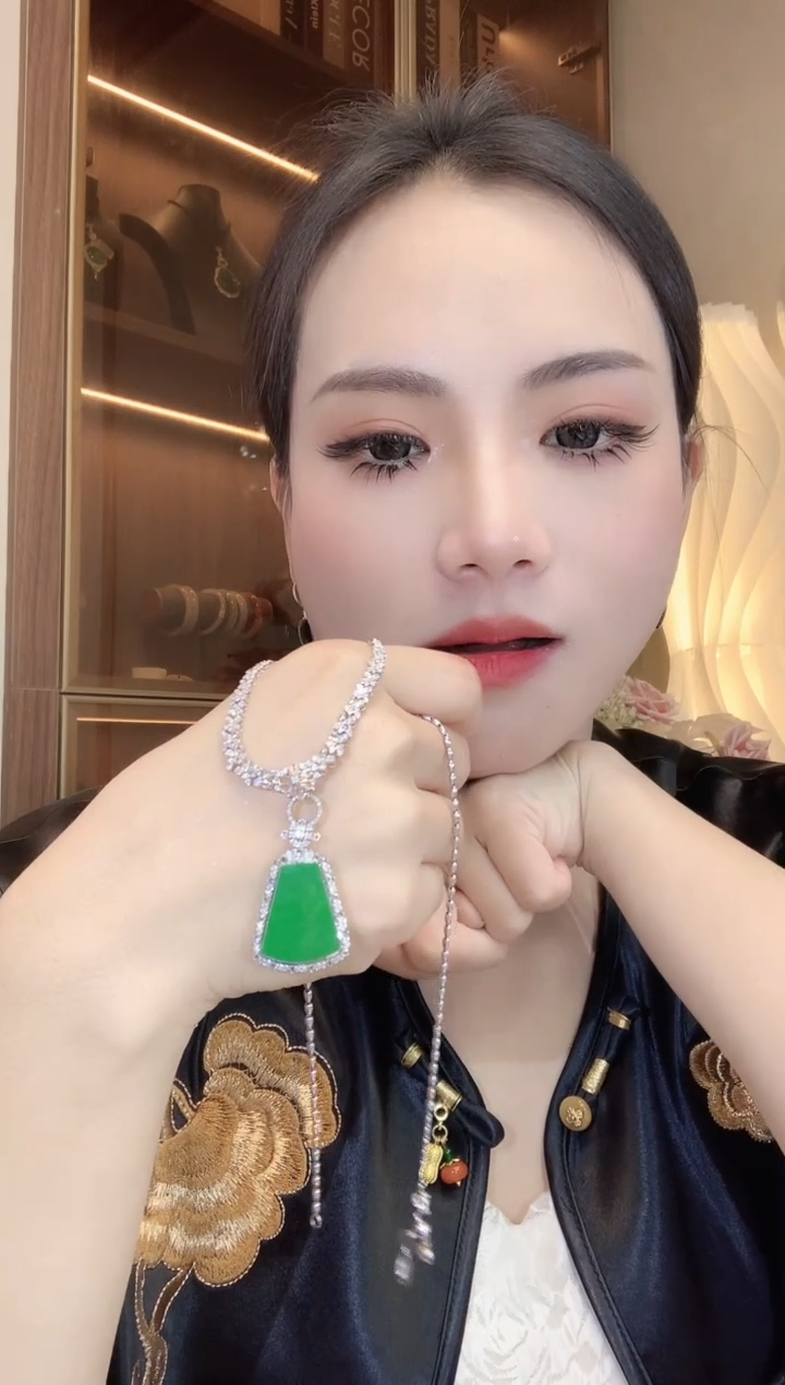 【闪购商品】翡翠吊坠(不含链)18K金镶嵌C35