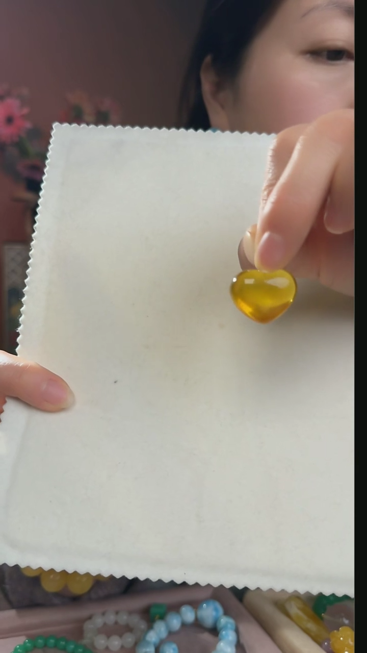 【闪购商品】琥珀吊坠(不含链)18K金镶嵌天然琥珀爱心吊坠