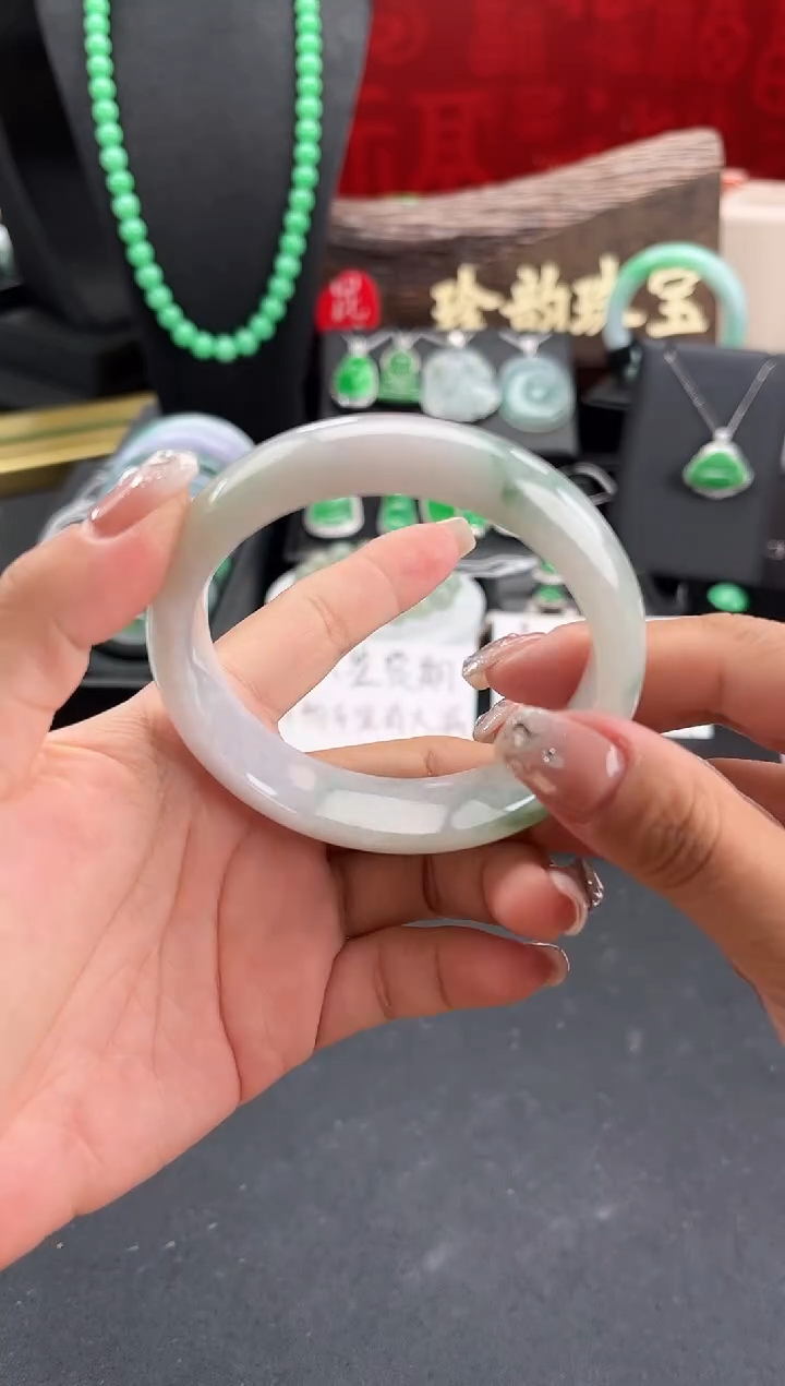 翡翠手镯未镶嵌手镯