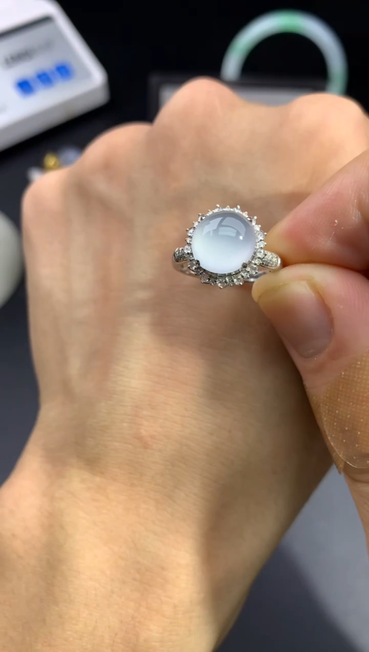 18K金镶嵌戒指翡翠寄售不退换