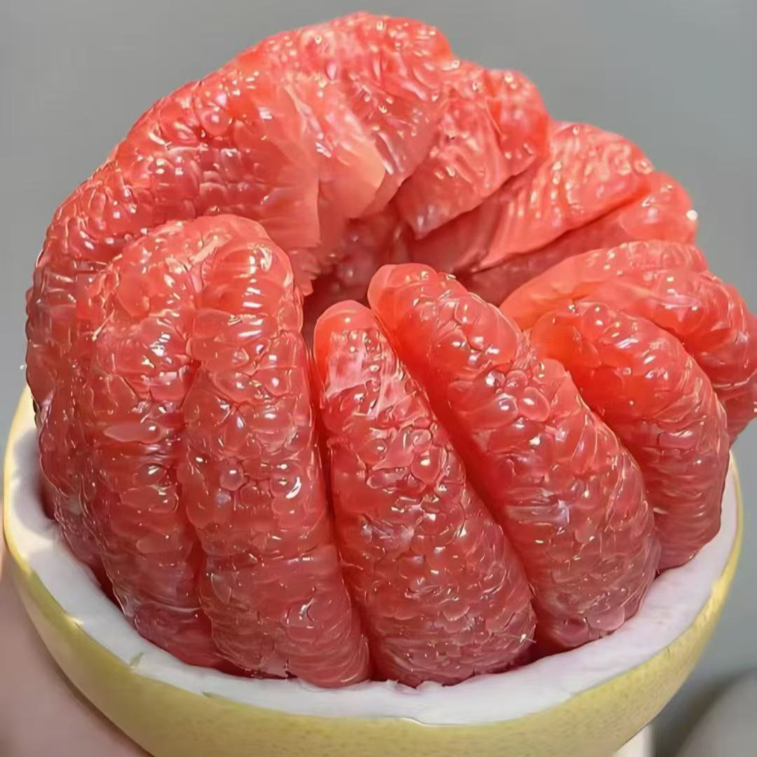 果切现剥红心蜜柚一个