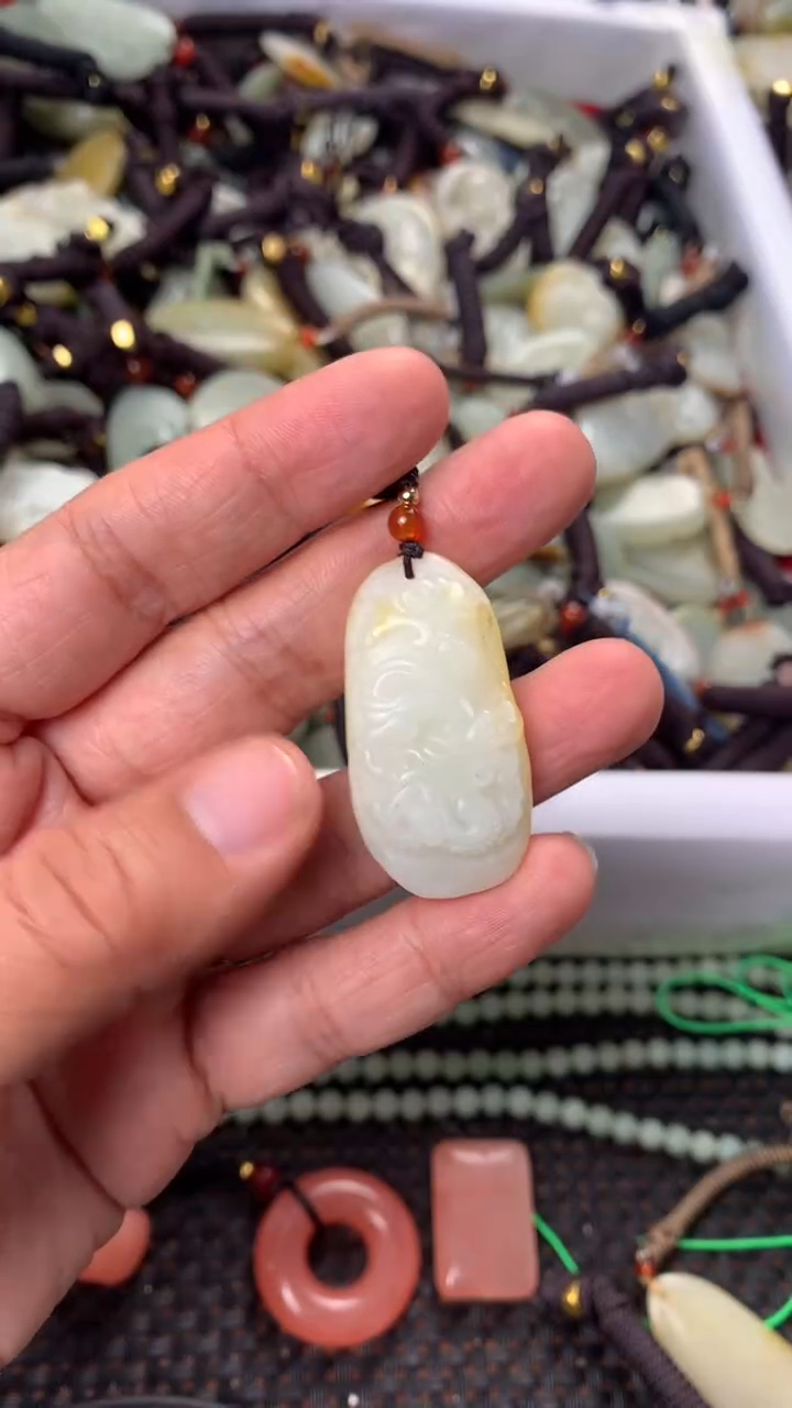 【闪购商品】和田玉颈饰未镶嵌多样性发货没有证书.拍一发一，有瑕