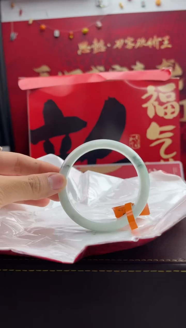 【闪购商品】翡翠手镯未镶嵌67翡翠手镯（微瑕）