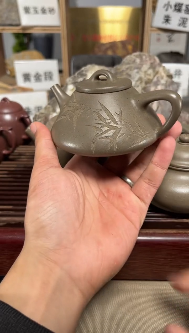 紫砂茶壶微瑕松华青段刻绘子冶