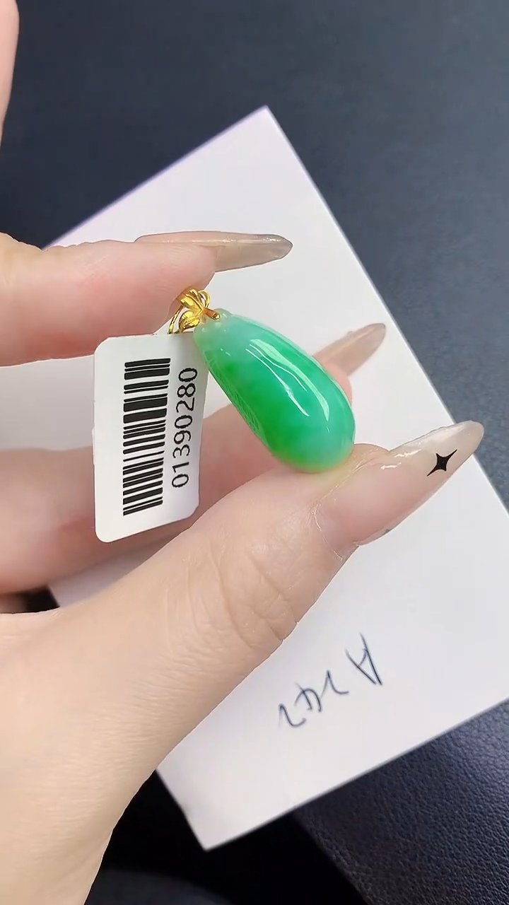 颈饰18K金镶嵌翡翠缅甸天然翡翠A货