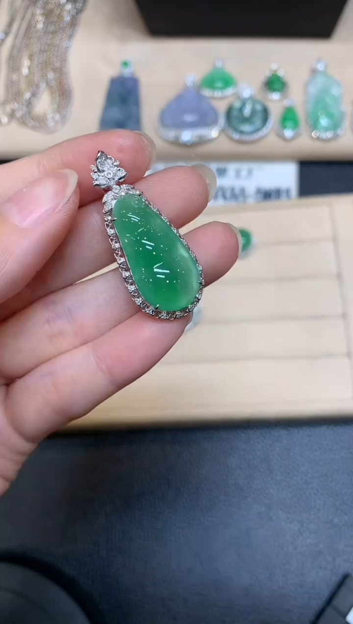 【闪购商品】翡翠颈饰18K金镶嵌福豆【无服务费