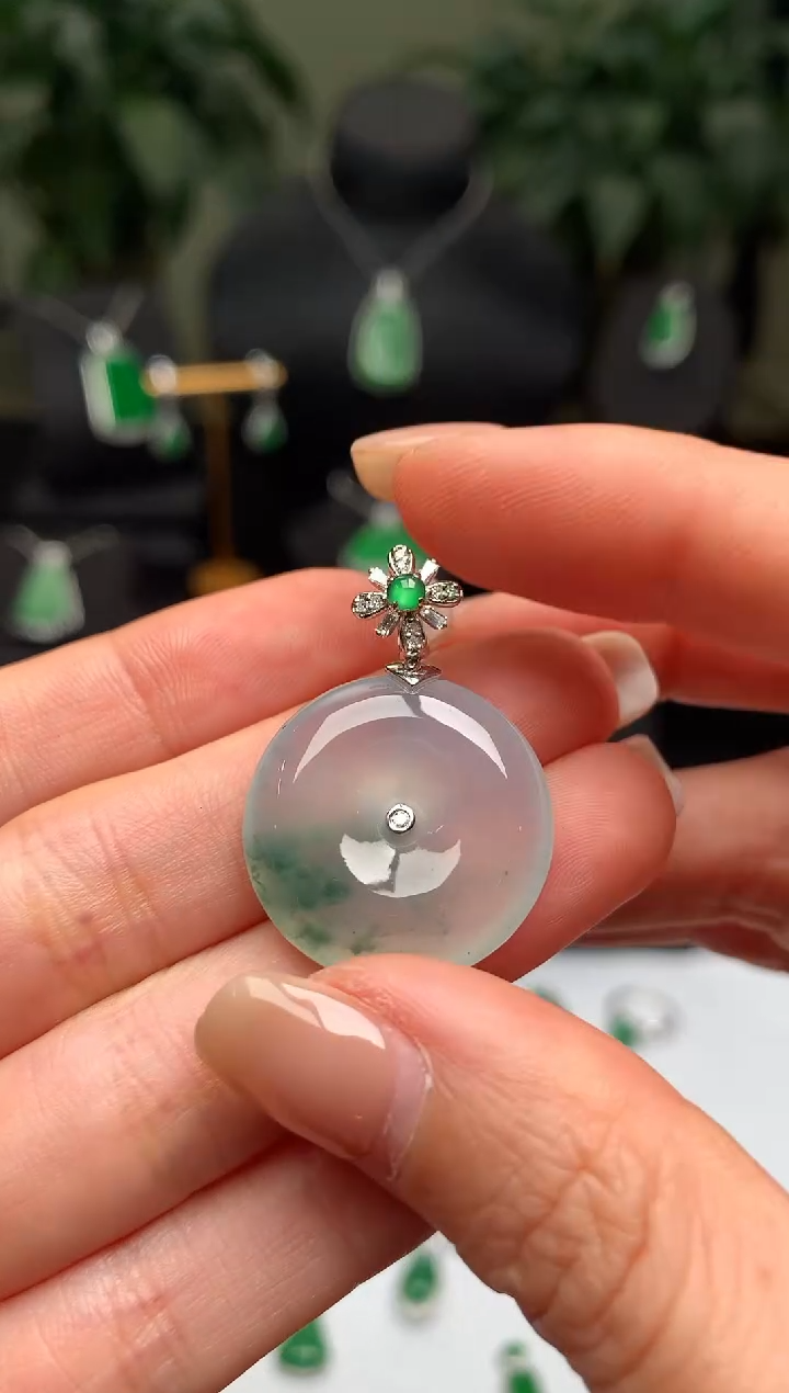 颈饰18K金镶嵌翡翠平安扣