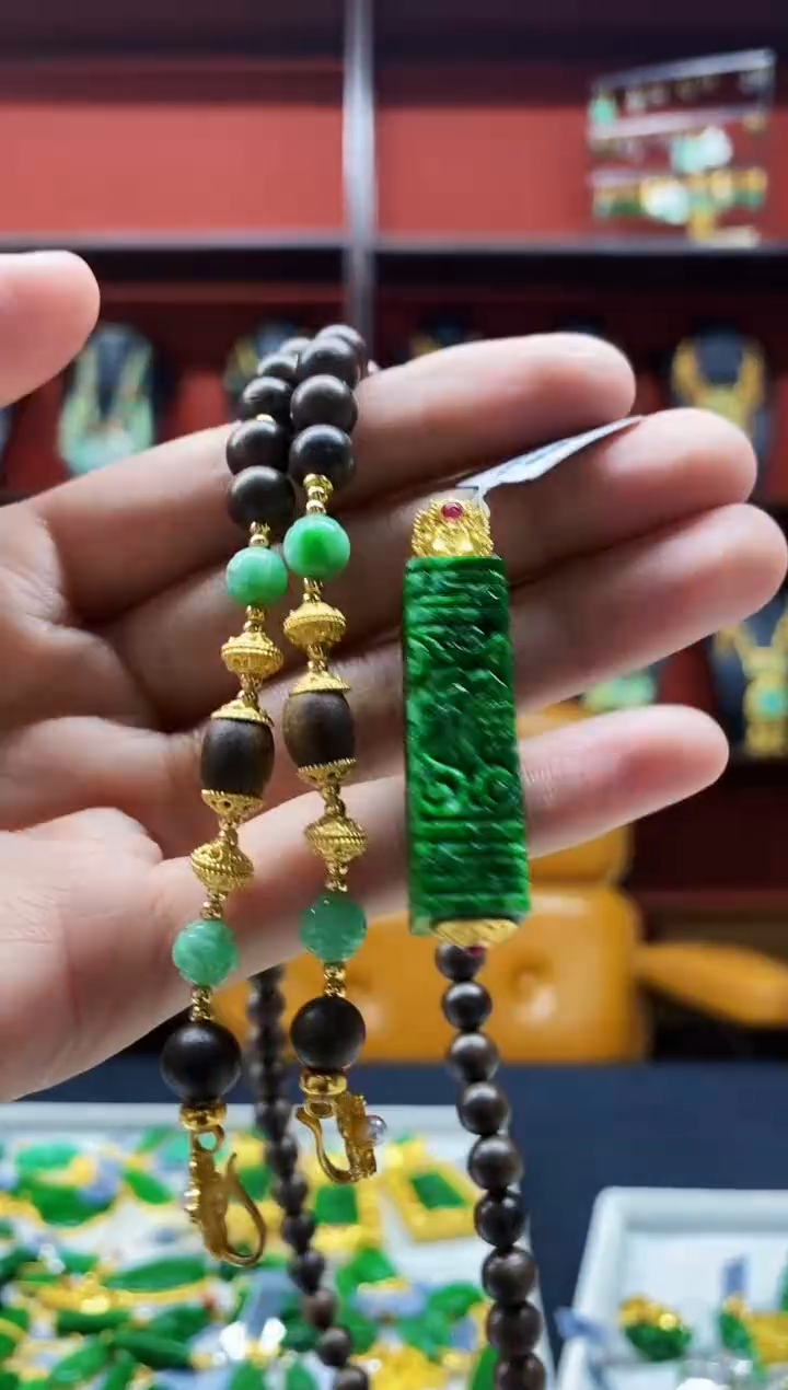 颈饰未镶嵌翡翠吊坠