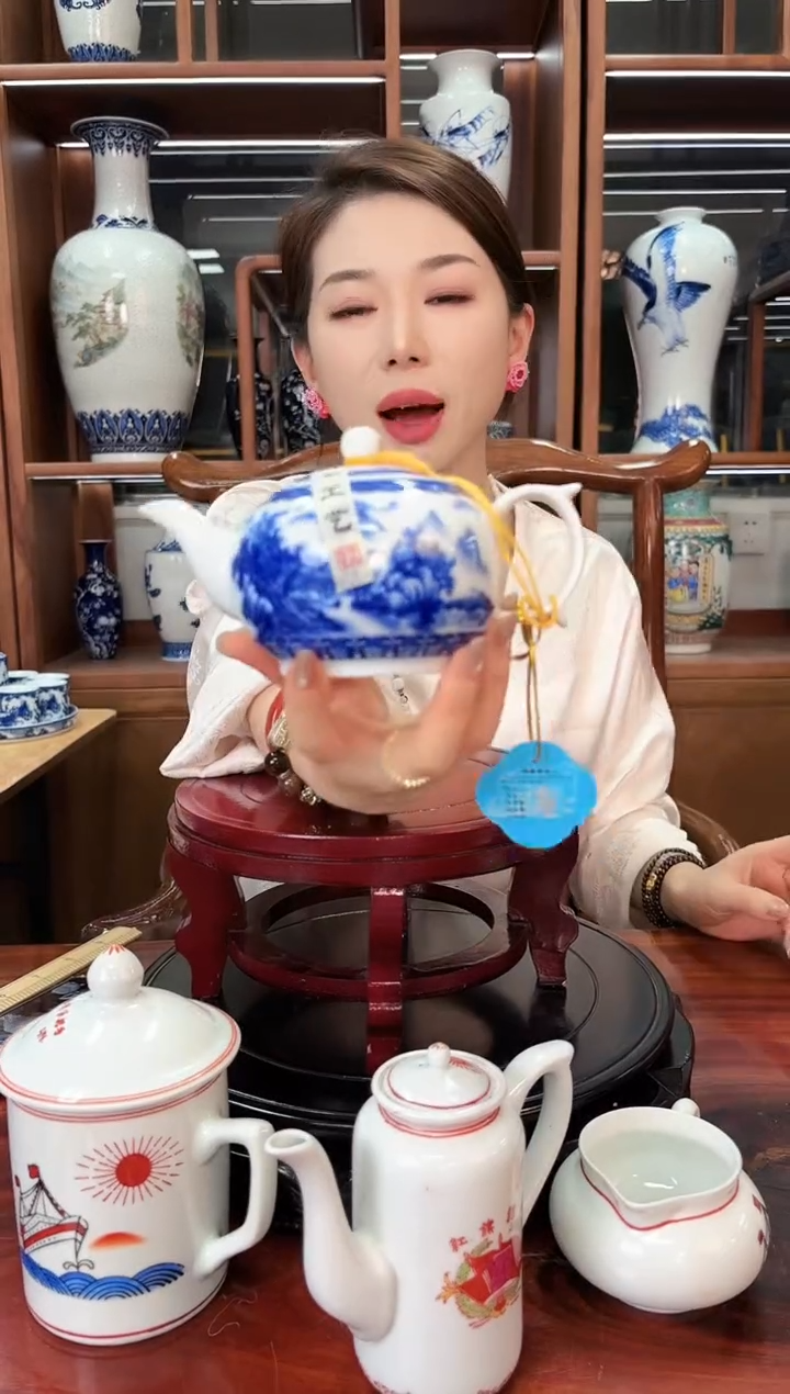 A55景德镇青花溪山泛舟壶