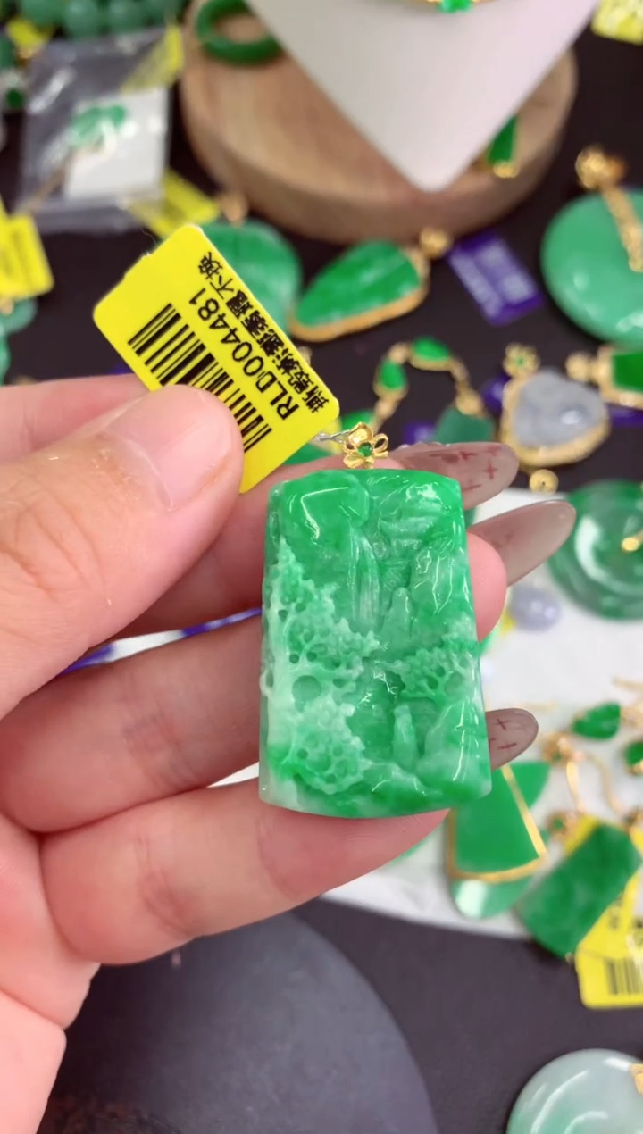 翡翠18K金镶嵌颈饰挂件