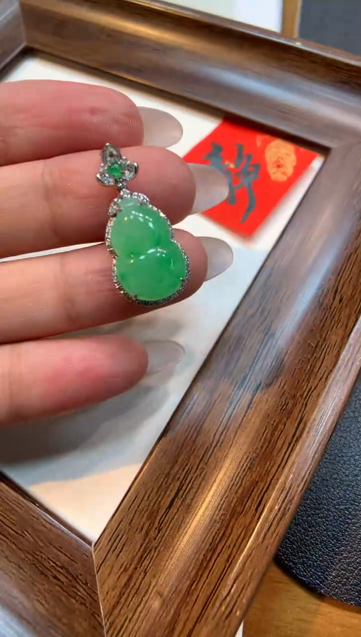 翡翠18K金镶嵌颈饰葫芦