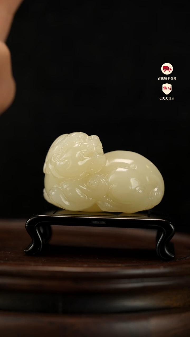 云南石竹叶青雕刻：扭头貔貅