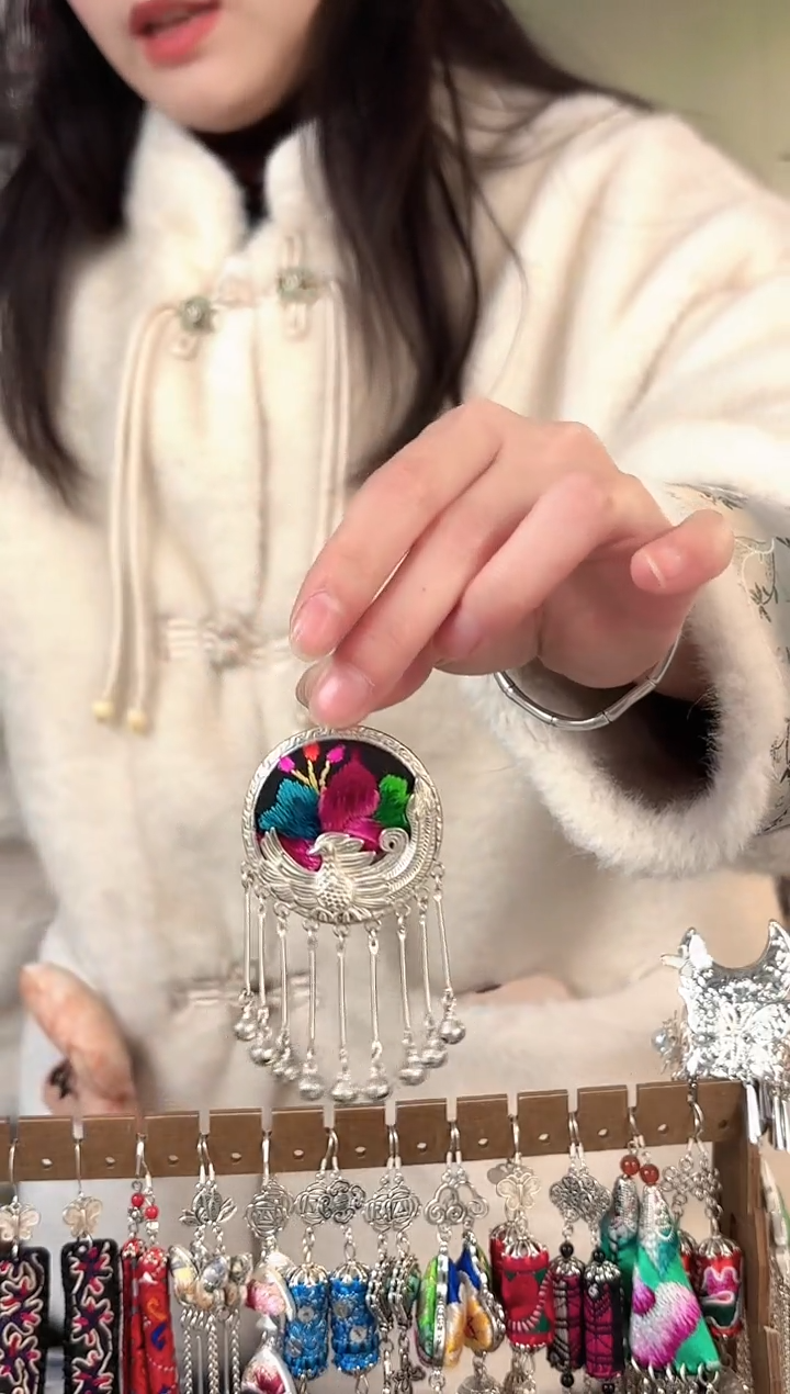 彩云南阁非遗老绣苗银饰品118