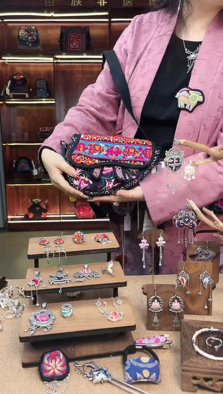 【闪购商品】织绣A13黔东南苗族刺绣