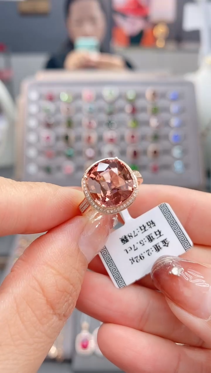 18K金镶嵌戒指碧玺5.7