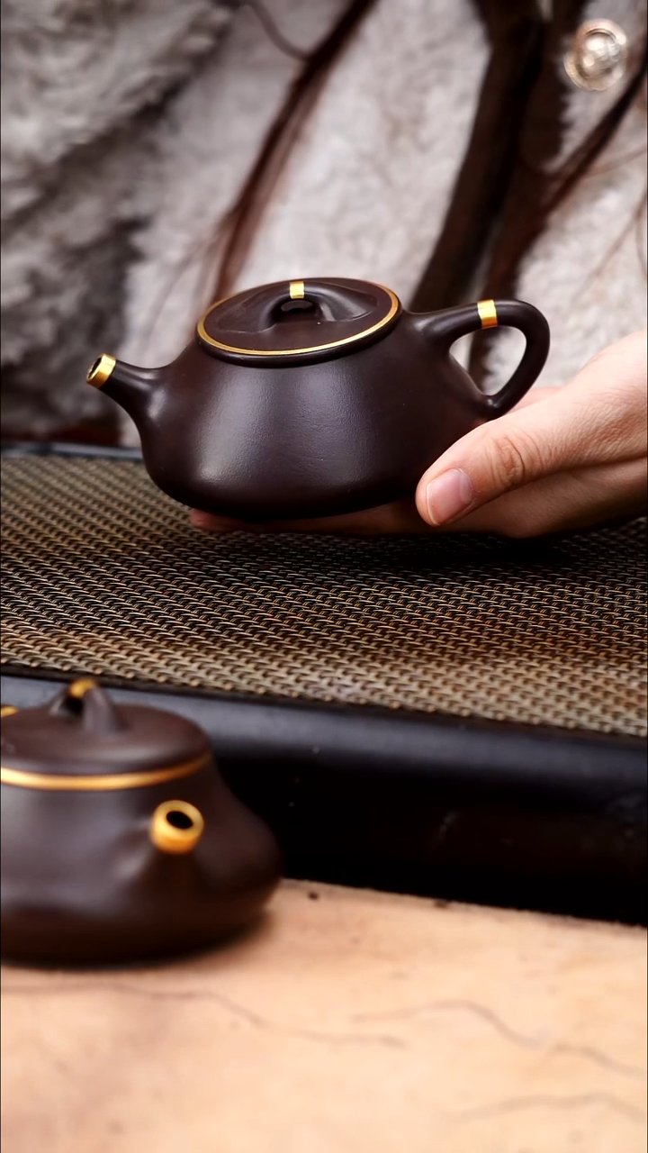 茶壶紫砂四号井茄皮紫泥描金新款景舟石瓢160cc