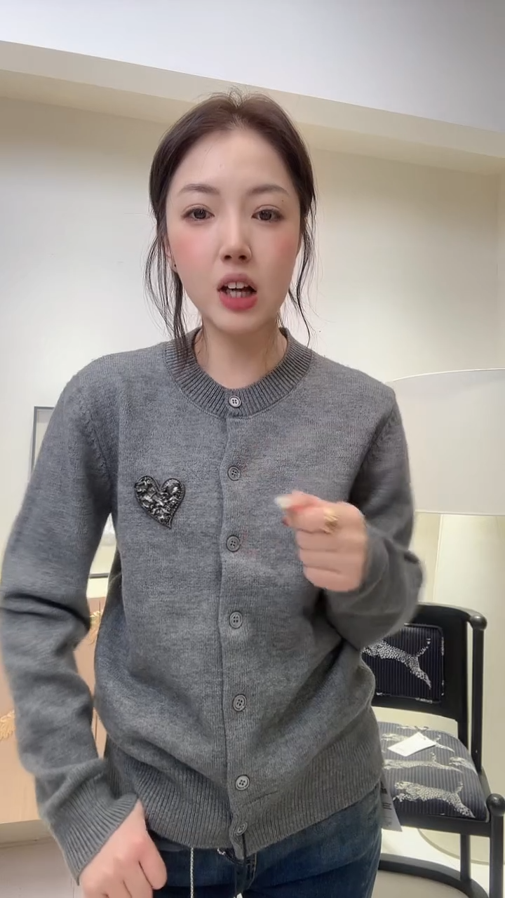爱心烫钻灰色羊毛开衫