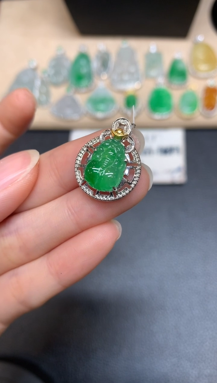 【闪购商品】翡翠颈饰18K金镶嵌貔貅【无服务费