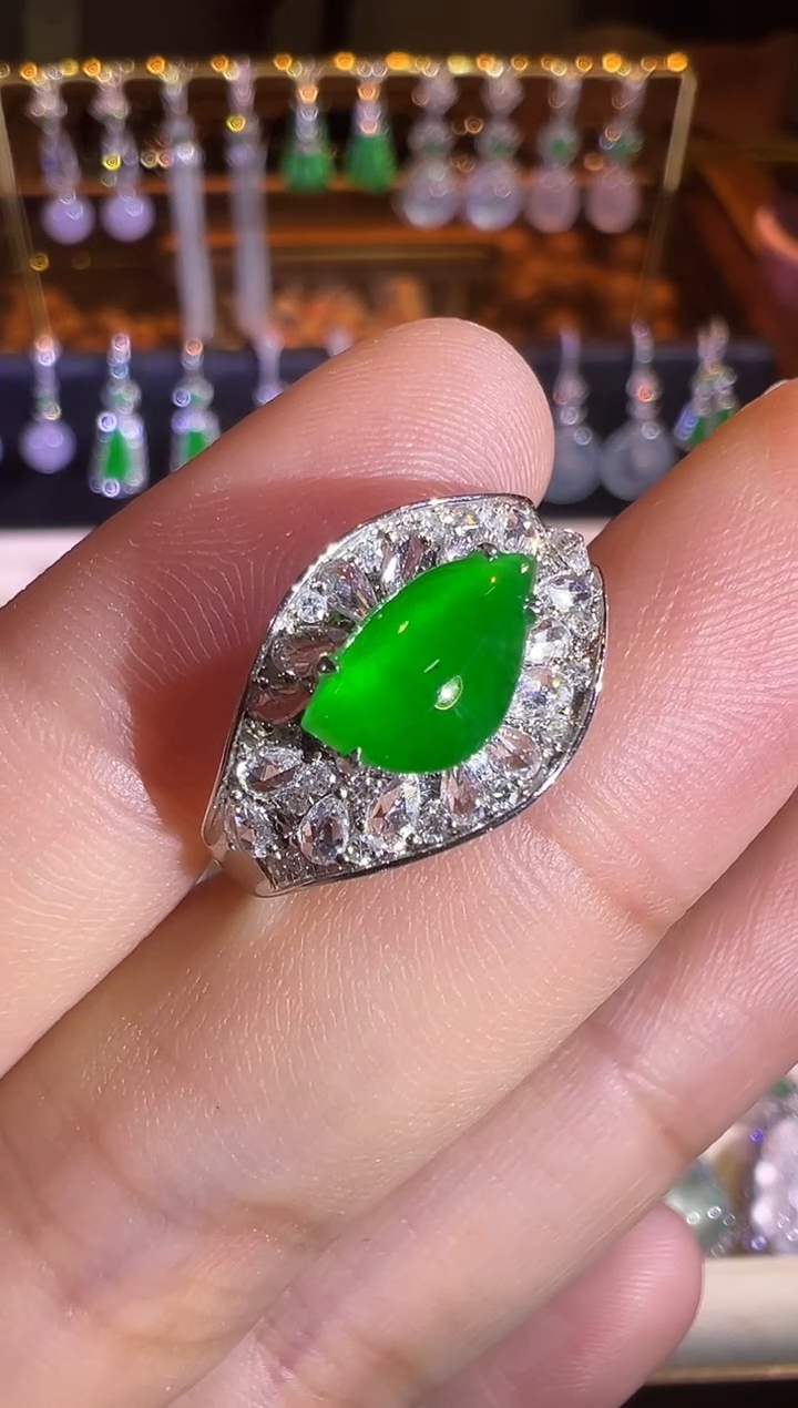 【闪购商品】翡翠戒指18K金镶嵌高冰浓阳绿无事牌戒指