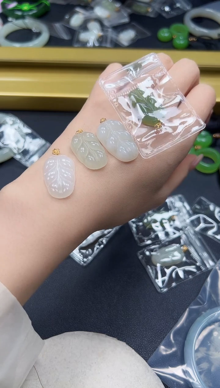 颈饰18K金镶嵌和田玉树叶吊坠Q有瑕（多样性发一） 28*16*5