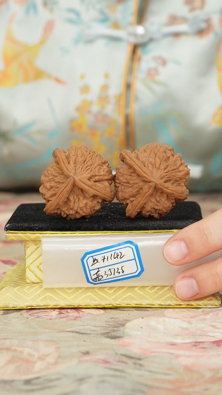 【闪购商品】文玩核桃把件红狮子头三棱