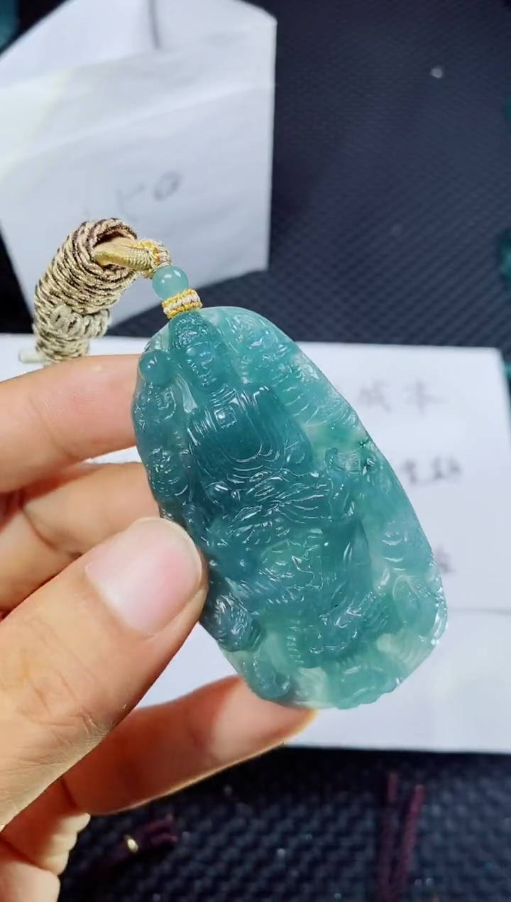 翡翠未镶嵌颈饰          