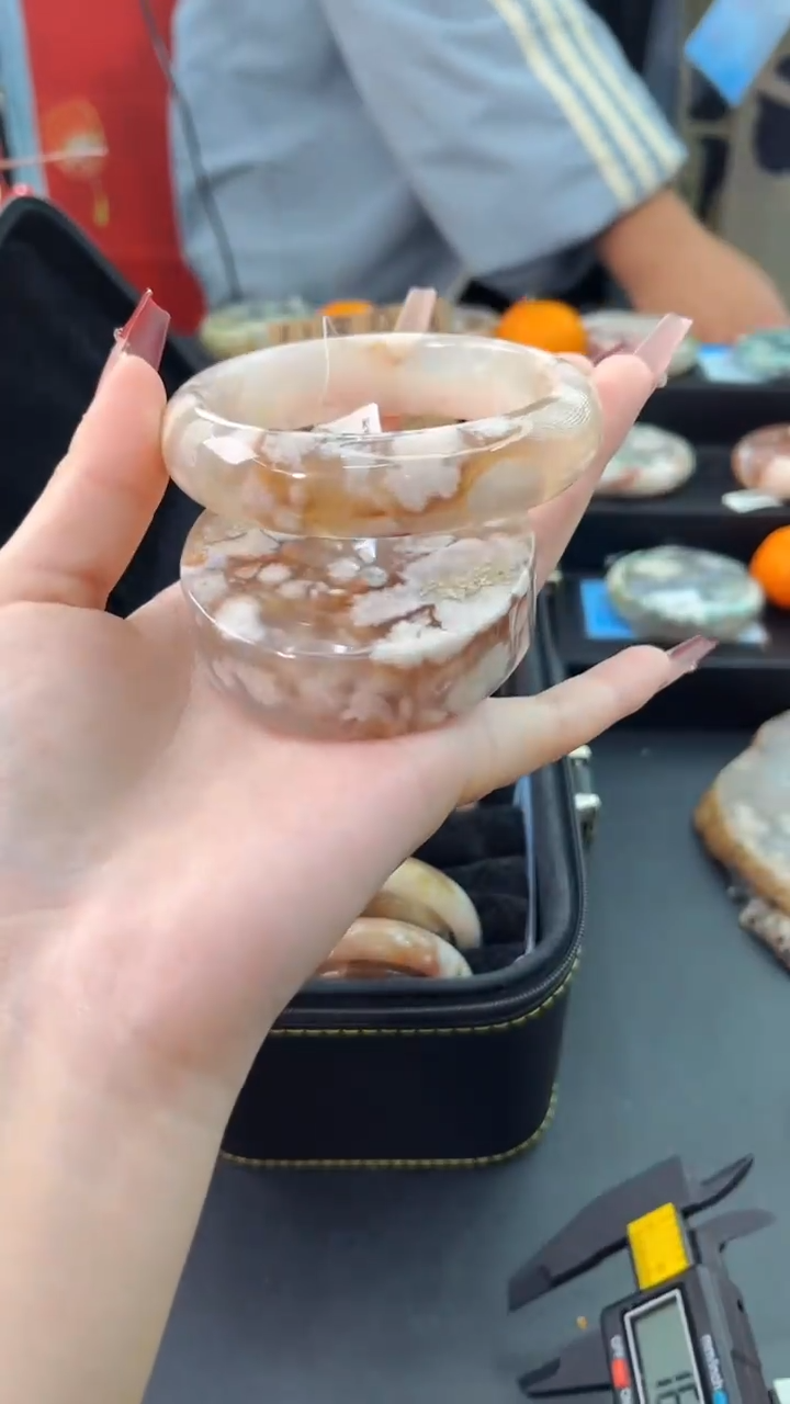 【闪购商品】石英质玉手镯未镶嵌赠送镯心（圈口）60