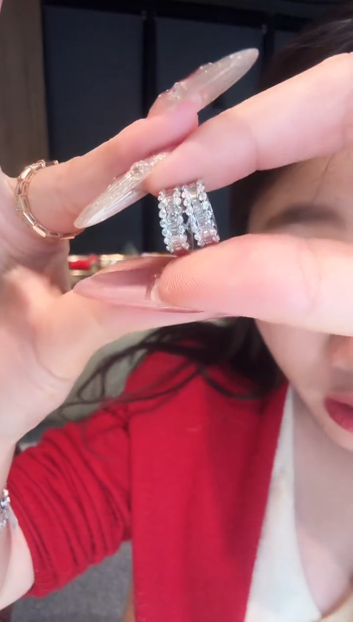 【闪购商品】钻石耳饰18K金镶嵌1克拉星河