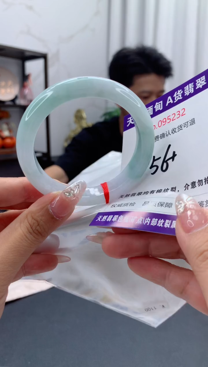 未镶嵌手镯翡翠有纹，完美者勿拍