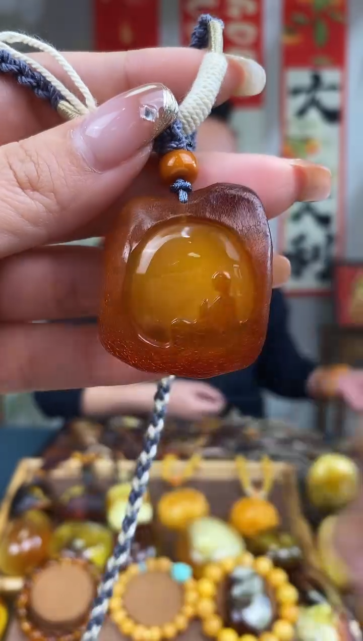 【闪购商品】琥珀裸石未镶嵌基地发货 一物一证 顺丰包邮